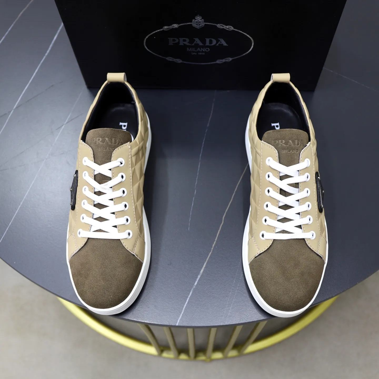 Ex-factory price: 420💰🙅‍♂️🙅‍♂️🙅‍♂️ Brand: PRADA Standard code: 38-44 (45 customized) Grade: Same as the official website Material: Original leather splicing Comfortable and breathable sheepskin lining Original wear-resistant outsole Style category: Men's fashion casual shoes Running sports shoes Distinguished luxury brand elements Top luxury Color: actual picture color